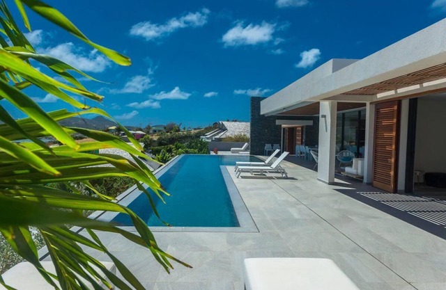 VILLA Ô, luxurious 4-bedroom villa with mirror pool and sea view