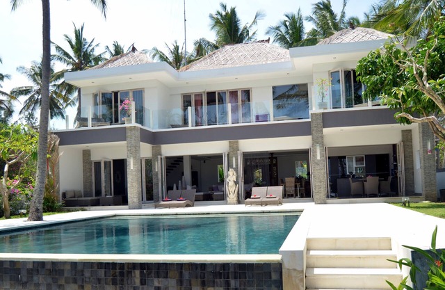 VILLA OF DREAM ON THE BEACH OF PADANBAI