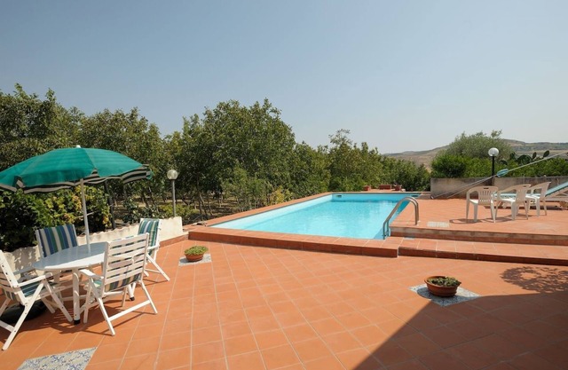 Villa Paola - Pool surrounded by greenery