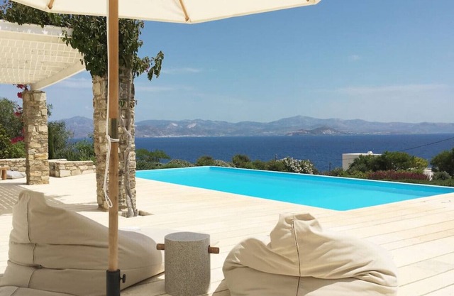 Villa Pavane between beaches and Naoussa village.