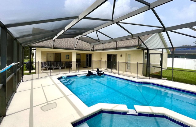 Villa Pearl - Luxury Retreat near Disney&Golf w/South Facing Private Pool/Spa