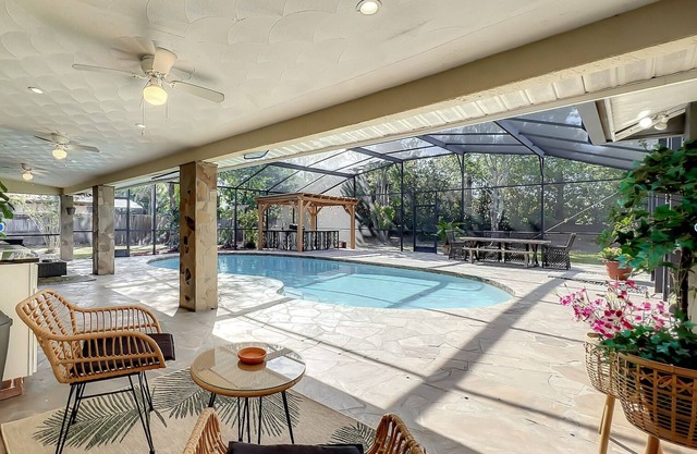 Villa Pilar - King Bed Pool Outdoor Kitchen & Dining Near Attractions