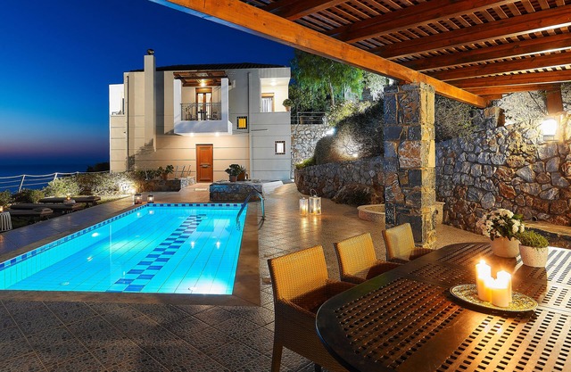 Villa Pitho - Only 600m from the beach