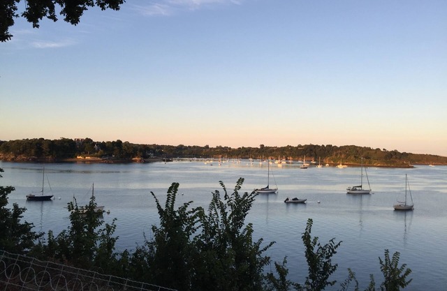 VILLA PLEINE VUE BORD DE RANCE, with large garden and direct access to the Rance.