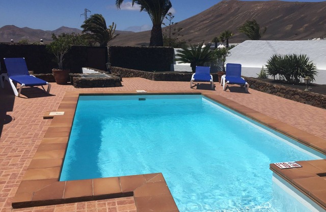 Villa - private heated pool , 5 minute drive to Puerto del Carmen