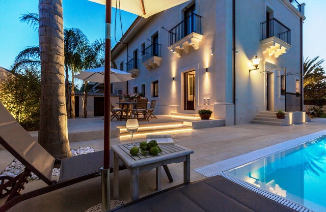 Villa Raphael, luxury property with swimming pool and sea view