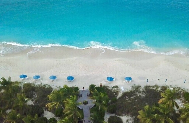 VILLA RENAISSANCE 603, 1BR in Grace Bay. Steps to the sand. WOW