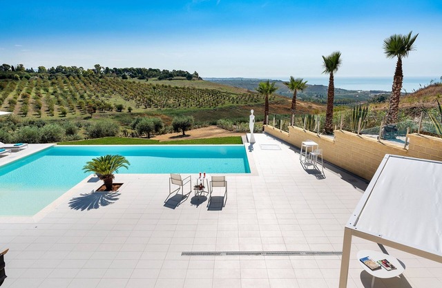 Villa Ribera: renovated villa with salt water pool