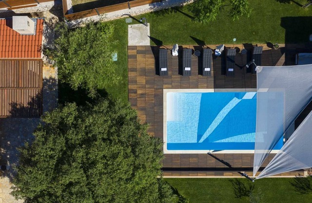 Villa River and Sea Retreat - for 12 guests with a pool, 10 minutes to the beach