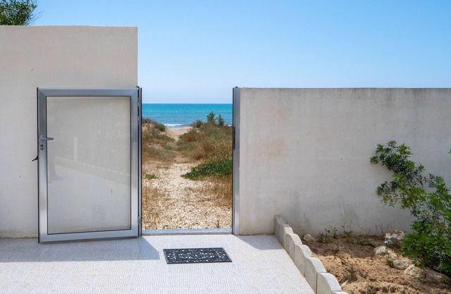 Villa Rosa with Sea Access, Hot Tub and Air Conditioning, Pet-Friendly