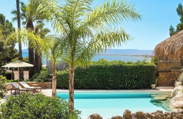Villa Rossana, with pool near the sea