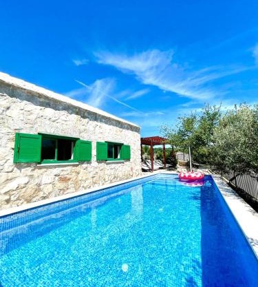 Villa Sagosde with Swimming Pool and Mini Golf