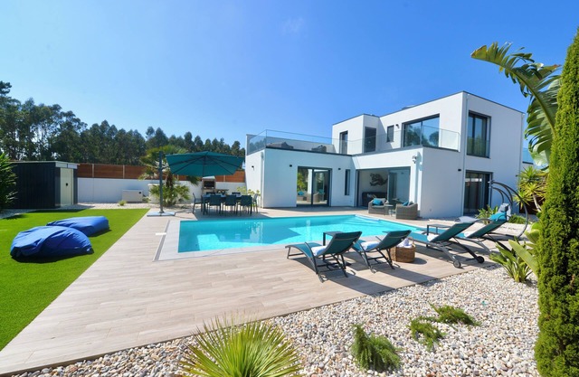 Villa Serena - Exquisite Villa in São Martinho do Porto with Private Pool