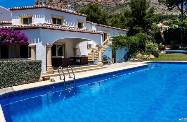 "Villa Serafina" with mountain views, private pool, garden, terrace, A/C & Wi-Fi