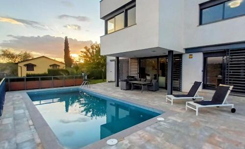 Villa Sierra, pool & BBQ