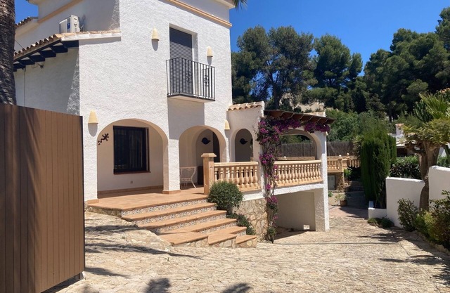 Villa, sleeps 8, private pool, 4 min stroll to sandy El Portet beach.
