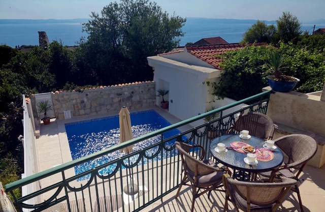 Villa Stella Podgora with heated pool
