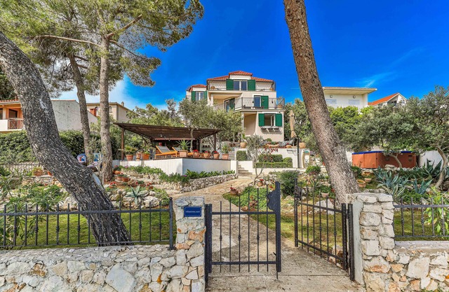 Villa Strmo - Trogir-Ciovo-waterfront villa, hot tub, boat, summer kitchen.