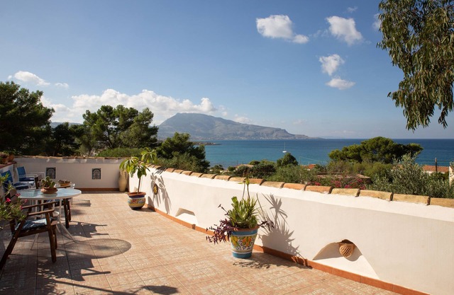 Villa 'Sul Mare Vista Tramonto' with Sea View, Garden and Wi-Fi