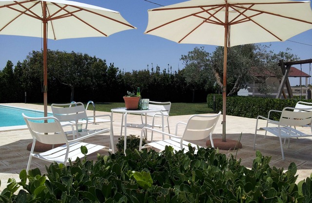 Villa surrounded by gardens and swimming pool, maximum relaxation, pets allowed