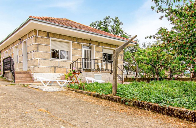 Villa surrounded by vineyards, with a river in the area where you can swim.