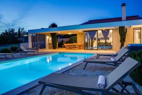 Villa T, spacious with heated pool, hot tub & sauna