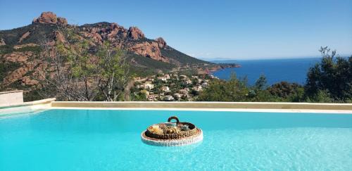Villa T4 avec vue panoramique, piscine et terrasse à Agay