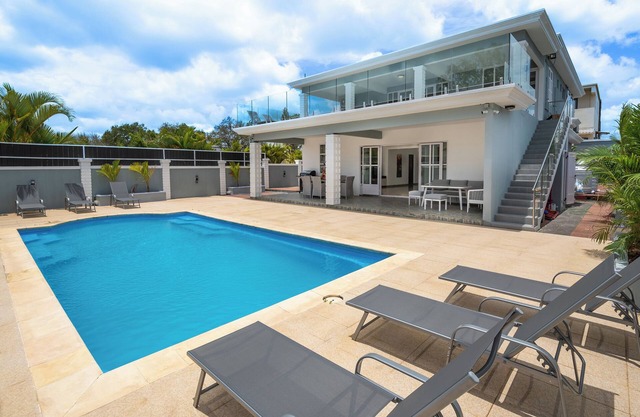 Villa Tropicale, 5 bed, private pool, 5 min beach