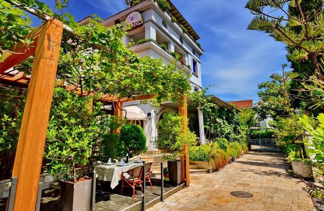 Villa Velzon Guesthouse