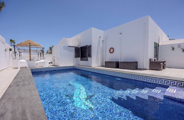 Villa Victoria Los Helechos just 700 metres from Playa Bastian beach