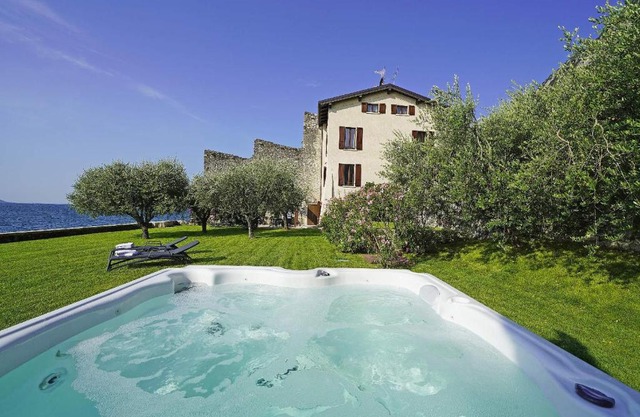 Villa Victoria: luxury waterfront villa with splendid views