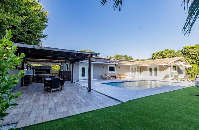 Villa w/a Huge Terrace w/Arg Grill+Mini Golf+Billiards & Heated Pool!