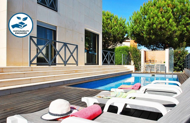 Villa w/BBQ & pool near the Strip, Albufeira