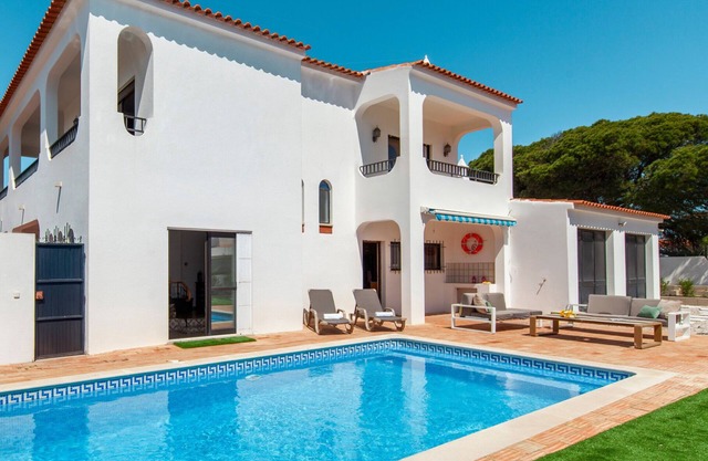 Villa w/Heatable Pool and BBQ in Albufeira