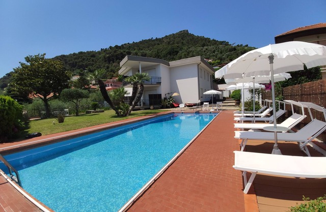 VILLA W/PRIVATE SWIMMINGPOOL (EXCLUSIVE USE) GARDEN & BBQ 3BEDROOMS 2BATHROOMS