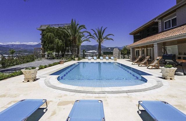 Villa w Sea View Terrace and Pool 5 min to Beach