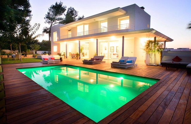 Villa, Walk to the beach & salt water pool
