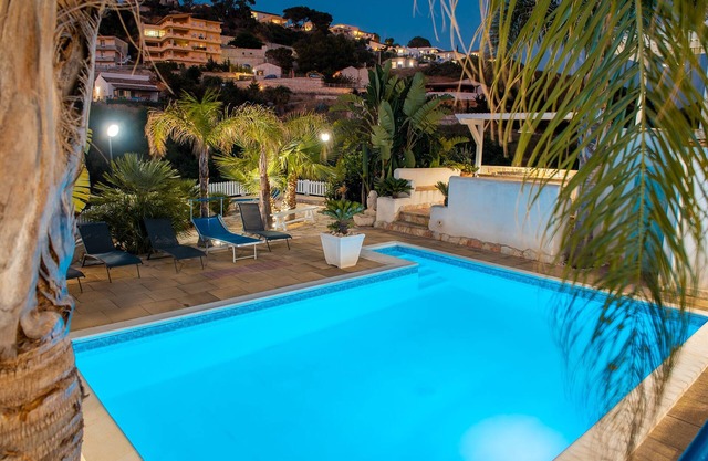 Villa with pool 3 bedrooms 3 bathrooms wifi 150 meters from the sea