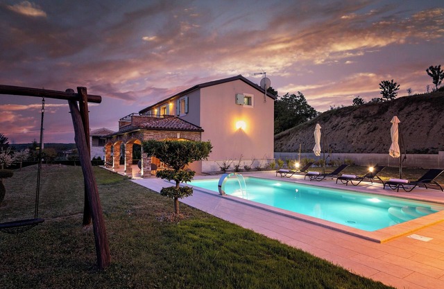 Villa with a pool for 4 persons with garden and beautiful view of Motovun.