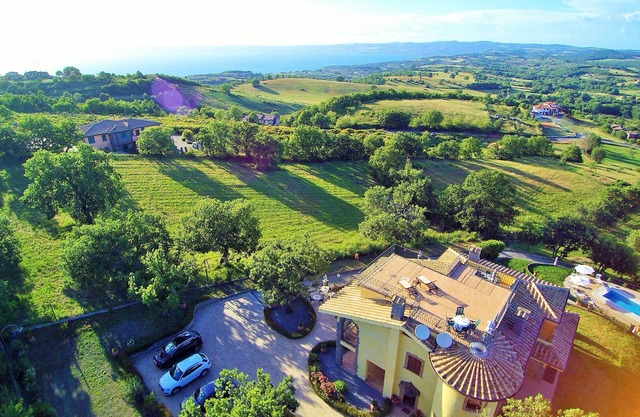 Villa with enchanting view of the lake, private swimming pool and whirlpool