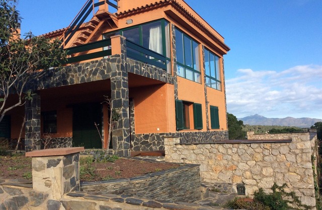 Villa with exceptional sea views close to the beach and the village