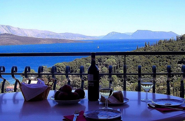 Villa with fantastic sea view and garden, 4 guests