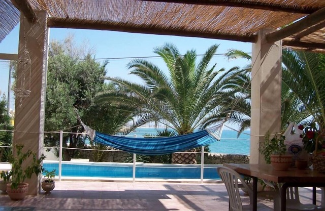Villa with garden and swimmingpool at mt. 10 from the sea