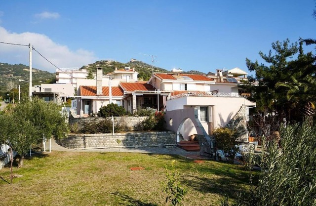 Villa with great view and a few steps away from the beach !