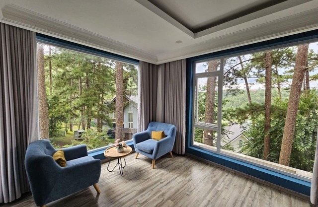 Villa with lakeview and surrounded pine trees - 15 minutes to downtown Dalat!