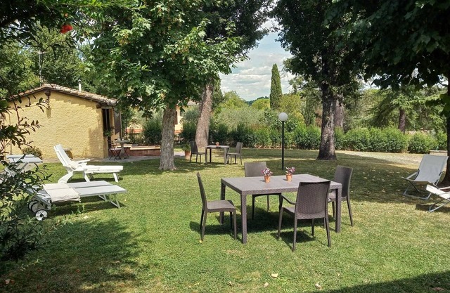 Villa with large garden and annex