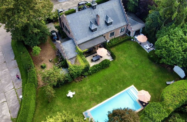 Villa with lovely garden and swimming pool. In the green Belt around Brussels.