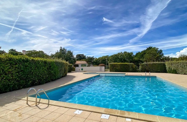 Villa with pool, tennis court, bowling alley