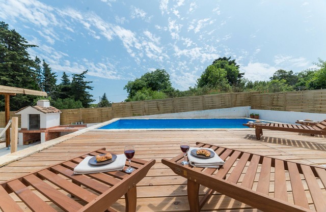 Villa with pool, 300 meters from the beach, sea view, quiet location, near Zadar