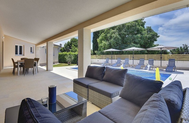 Villa with pool and air-conditioned bedrooms
